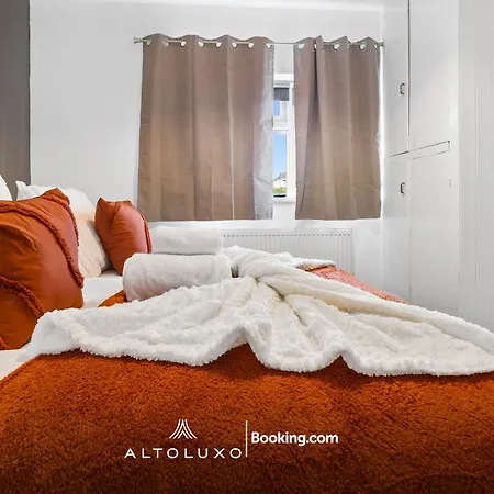 Warm & Stylish Retreat For Group By Altoluxo Bristol