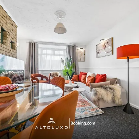 Warm & Stylish Retreat For Group By Altoluxo