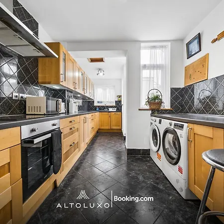 Warm & Stylish Retreat For Group By Altoluxo * Bristol