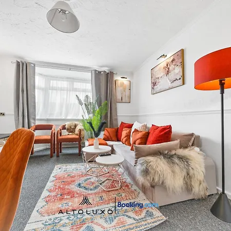 Warm & Stylish Retreat For Group By Altoluxo * Bristol