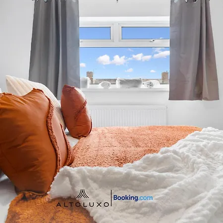 Warm & Stylish Retreat For Group By Altoluxo Bristol