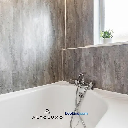 Warm & Stylish Retreat For Group By Altoluxo Bristol