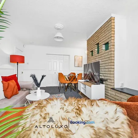 Warm & Stylish Retreat For Group By Altoluxo